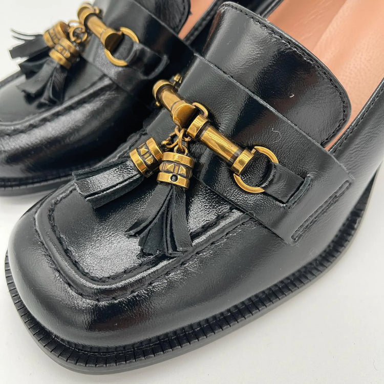 Mocassino tacco con nappine - nero naplack